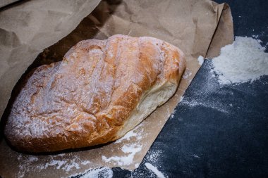sadece soba gelen masada ekmek. Flour.bread kraft kağıt ile pişmiş taze pişmiş ekmek.