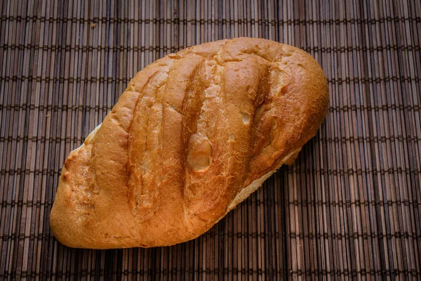 Pan Mesa Solo Estufa Pan Recién Horneado Una Estera Paja — Foto de Stock