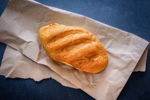 Pão Mesa Apenas Partir Fogo Pão Recém Assado Papel Kraft — Fotografia de Stock