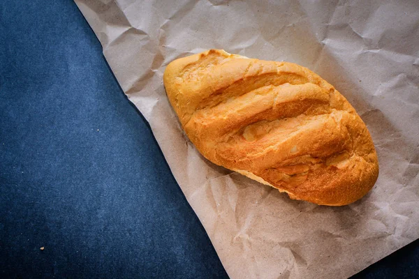 Pão Mesa Apenas Partir Fogo Pão Recém Assado Papel Kraft — Fotografia de Stock