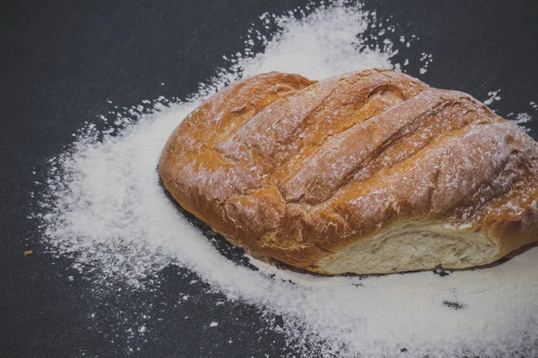 Хліб Столі Просто Плити Свіжоспечений Хліб Приготований Борошном — стокове фото