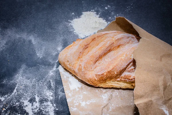 Хліб Столі Просто Плити Свіжоспечений Хліб Приготований Борошна Хліб Крафт — стокове фото