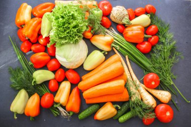 Gıda fotoğrafçılığı sonbahar renkli parlak ve taze sebze ve kökleri Vegetables.A zengin çeşitli zengin çeşitli.
