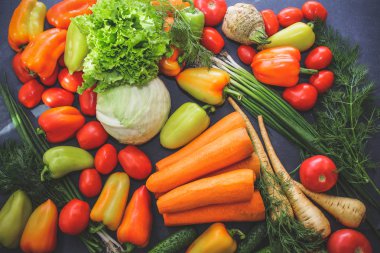 Gıda fotoğrafçılığı sonbahar renkli parlak ve taze sebze ve kökleri Vegetables.A zengin çeşitli zengin çeşitli.