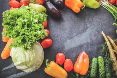 Gıda fotoğrafçılığı sonbahar renkli parlak ve taze sebze ve kökleri Vegetables.A zengin çeşitli zengin çeşitli.