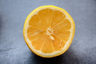 İştah açıcı limon, karanlık bir arka plan üzerinde bir ışık ahşap tahta üzerinde bir kesik.