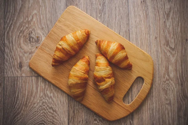 Uma Rica Variedade Fotografia Alimentos Croissant Quatro Croissants Uma Placa — Fotografia de Stock