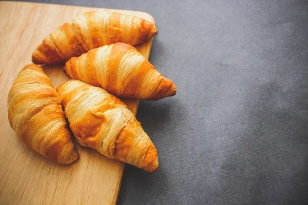 Bohatá Škála Potravin Fotografie Croissant Four Croissanty Lehké Krájecí Prkénko — Stock fotografie