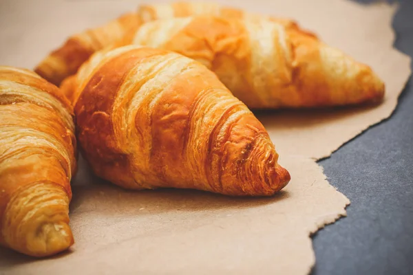 Une Riche Variété Photographies Culinaires Croissant Quatre Croissants Sur Papier — Photo