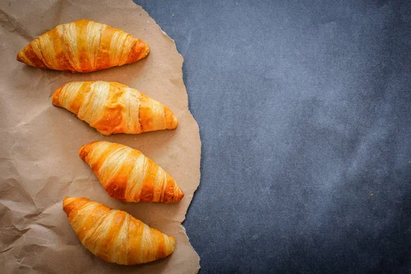 Uma Rica Variedade Fotografia Alimentos Croissant Quatro Croissants Papel Artesanal — Fotografia de Stock