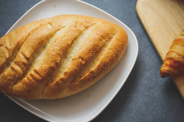 Pain Français Quatre Croissants Sur Une Planche Découper Bois Sur — Photo