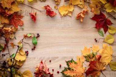 Parlak bir masa üzerinde sonbahar kartpostal natürmort