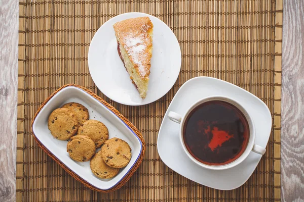 Bolo Biscoito Ameixa Uma Xícara Chá Quente Uma Cama Palha — Fotografia de Stock