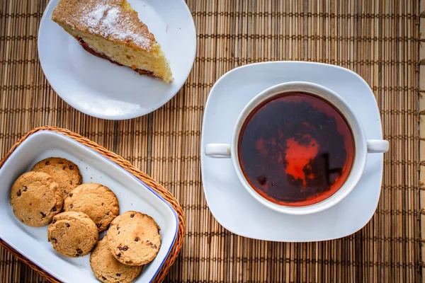 Bolo Biscoito Ameixa Uma Xícara Chá Quente Uma Cama Palha — Fotografia de Stock