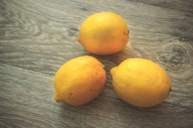 Hafif ahşap masa üstüne üç limon