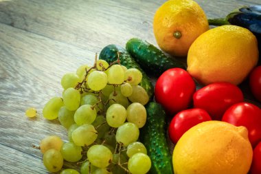 Pişirmeden önce ahşap bir masa üzerinde toplanan sebzeler taze yıkanmış