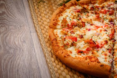 Bir fincan çay ve erik ile yatak takımları bir saman üzerinde kırmızı bir kabuk ile pizza fırından yeni çıkmış, dağılın