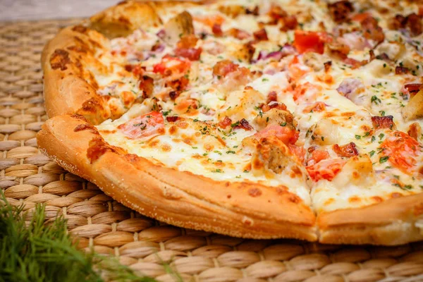 Pizza Fraîchement Cuite Avec Une Croûte Rousse Étalée Sur Une — Photo