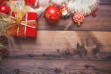 Yılbaşı tatil dekor ahşap bir masa üzerinde