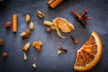 Baharat karanlık grafit Kraft kağıt üzerinde: badana yıldız, tarçın çubukları, kakule, kurutulmuş portakal dilimleri