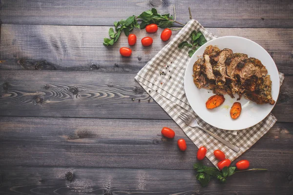 Trozo Carne Picada Horno Especias Rodajas Zanahoria Horno Verduras Plato — Foto de Stock