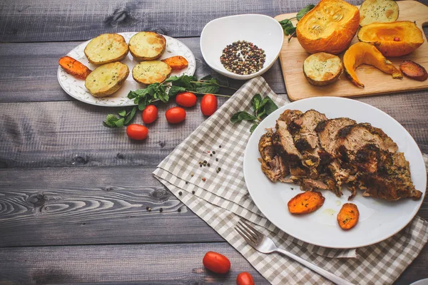 Composición Carne Rebanada Horneada Especias Rodajas Zanahoria Horneadas Plato Blanco — Foto de Stock