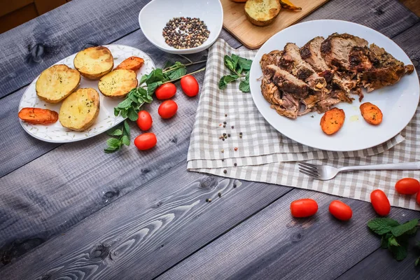 Composición Carne Rebanada Horneada Especias Rodajas Zanahoria Horneadas Plato Blanco — Foto de Stock