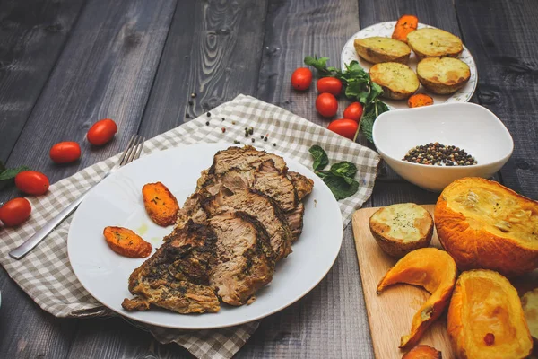 Composición Carne Rebanada Horneada Especias Rodajas Zanahoria Horneadas Plato Blanco — Foto de Stock