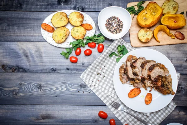 Composición Carne Rebanada Horneada Especias Rodajas Zanahoria Horneadas Plato Blanco — Foto de Stock