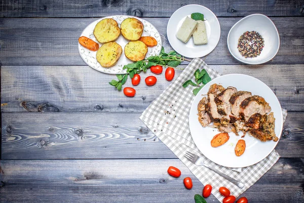 Composición Carne Rebanada Horneada Especias Rodajas Zanahoria Horneadas Plato Blanco — Foto de Stock