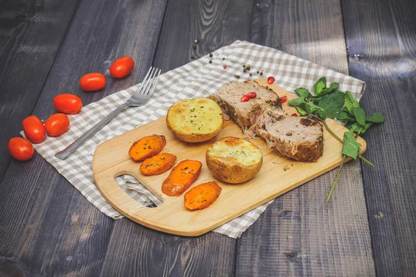 Tabla Cortar Hay Dos Rebanadas Carne Horno Dos Rebanadas Papas — Foto de Stock