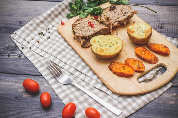 Tabla Cortar Hay Dos Rebanadas Carne Horno Dos Rebanadas Papas — Foto de Stock