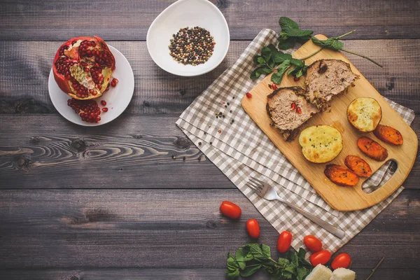 Sul Tagliere Sono Due Fette Carne Forno Due Fette Patate — Foto Stock