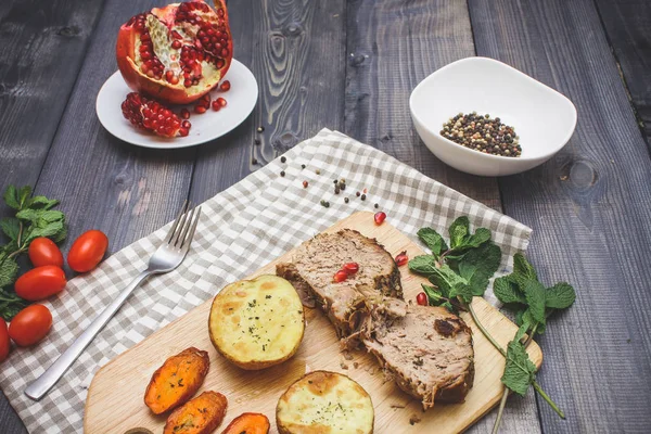 Tabla Cortar Hay Dos Rebanadas Carne Horno Dos Rebanadas Papas — Foto de Stock