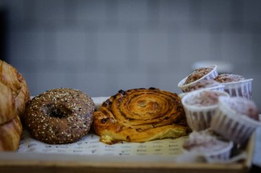 Lokanta mutfağı pişirme restoran: kek, tarçın rulo, soğan halkaları.