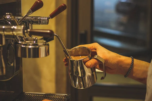 화이트 로우와 공기의 코코아 뜨거운 음료를 — 스톡 사진