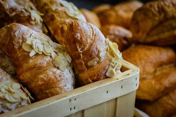 Croissants Fraîchement Cuits Saupoudrés Poudre Blanche Noix — Photo