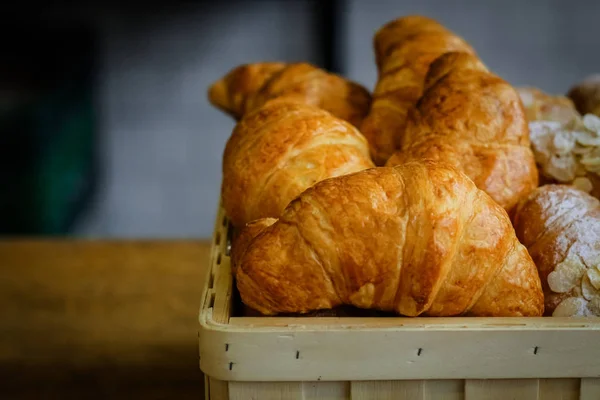 Zlatý Čerstvě Upečenými Croissanty Proutěný Koš Šedém Pozadí — Stock fotografie