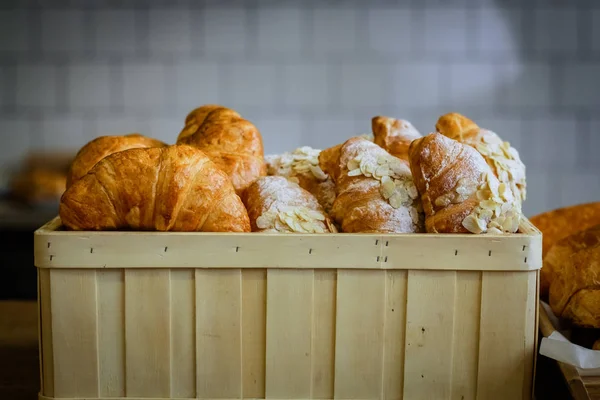 Nybakade Croissanter Beströs Med Vitt Pulver Och Nötter — Stockfoto