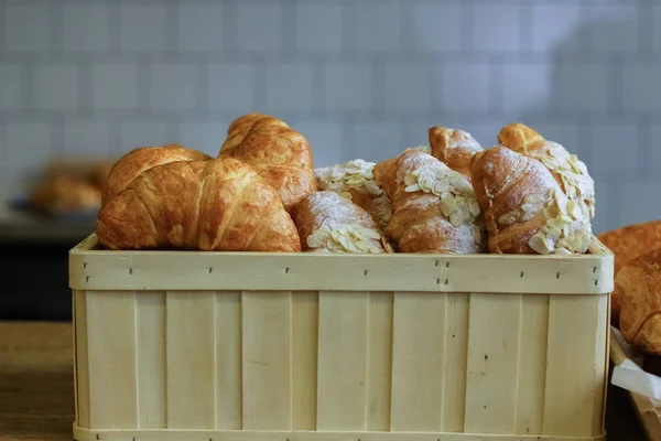 Croissants Dorés Fraîchement Cuits Dans Panier Paille Sur Fond Gris — Photo