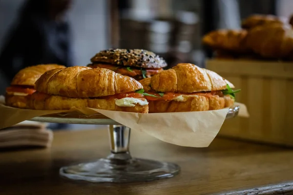 Donkere Hamburger Waarin Het Vullen Van Zalm Sla Zien Kunt — Stockfoto