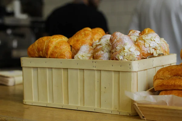 Versgebakken Croissants Besprenkeld Met Witte Poeder Noten — Stockfoto