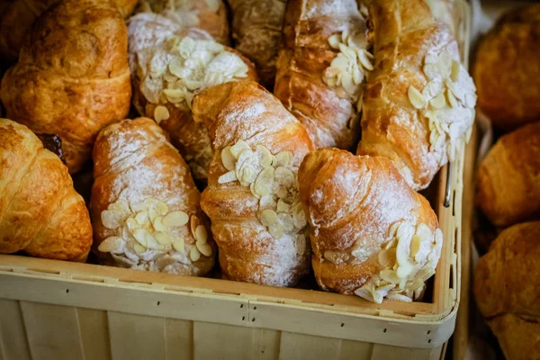 Čerstvě Pečené Croissanty Posypané Bílým Práškem Ořechy — Stock fotografie
