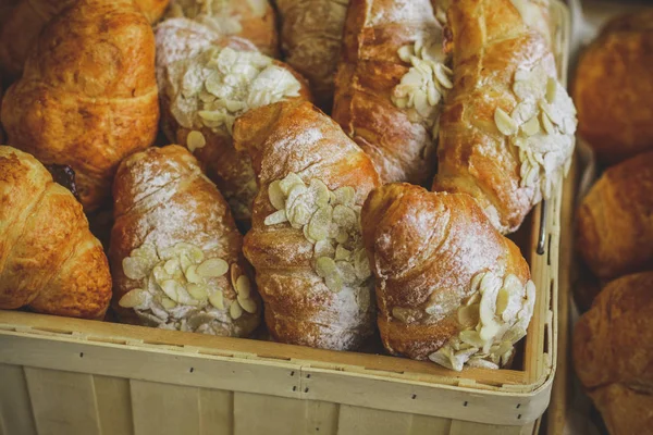 Croissants Fraîchement Cuits Saupoudrés Poudre Blanche Noix — Photo