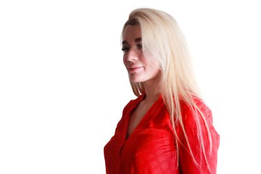 Beyaz arka plan kız manken üzerinde yalıtım. Kırmızı kazaklı kız yarı suratlı uzun beyaz saçlı açık olduğundan.