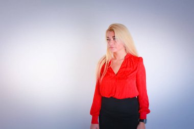 Beyaz ışık Mavi degrade arka plan için. Kırmızı bir bluz bir kız kollarını ile ayakta düz aşağı ve yana arıyorsunuz.