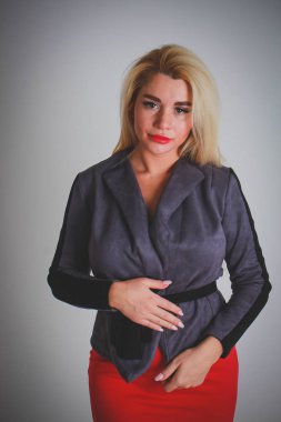 Beyaz ışık gri degrade arka plan. Önden görünüm kız bir gri ceket ve kırmızı etek düz koşullar.