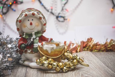 Mutlu yeni yıl tebrik kartı için arka plan. kardan adam şamdan yakın çekim Festival çelenk ile. Renkli ışıklar arka planı