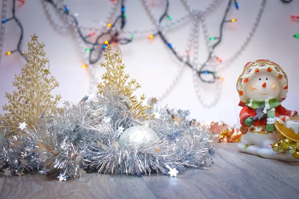 新年背景为贺卡 银色节日花环与饰品和雪人的背景下燃烧阿格尼 — 图库照片