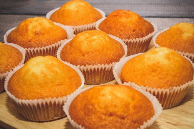 Festival bileşimi yılbaşı Kartpostal arka plan için. Bir ahşap masa işleme turkuaz mavi renk hangi ile bir kesme tahtası muffins ile yatıyor.